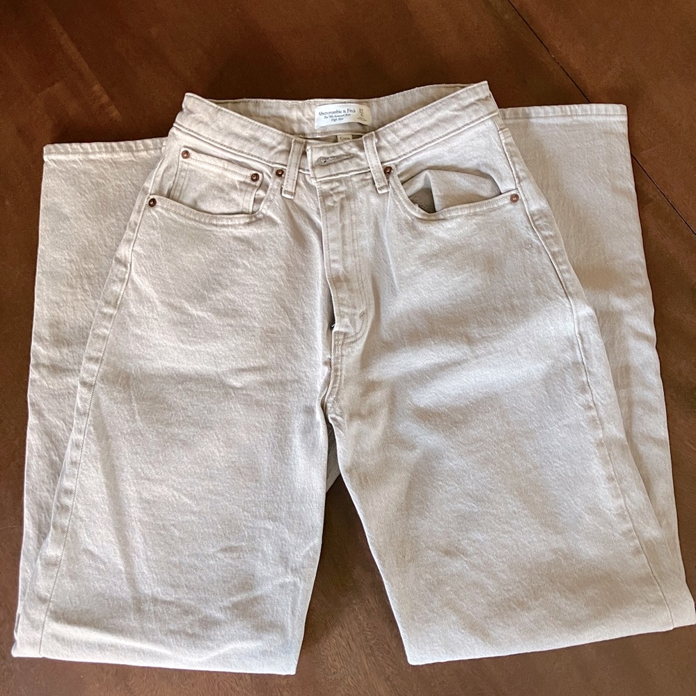 A&F 90s Relaxed Fit High Rise Jeans - Never worn, washed once